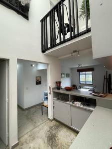 een keuken met een spoelbak en een aanrechtblad bij Hotel Casa Azul Jardín in Jardin +50 foto's