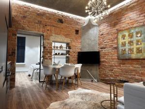 Zimmer mit Ziegelwand, Tisch und Stühlen in der Unterkunft Casa Rustica Free Parking Port Arthur in Turku