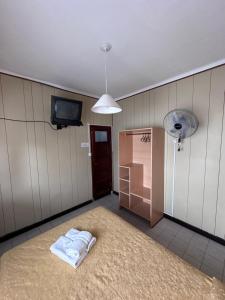 een lege kamer met een handdoek op de vloer bij Hotel Saona in Mar del Plata