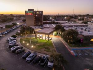 vista aerea di un parcheggio in un hotel di MCM Elegante Hotel a Odessa