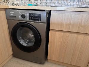 een wasmachine in een keuken naast een aanrecht bij Cocoon in Anse a La Mouche +14 foto's