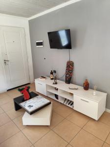 un soggiorno con una TV a parete di Luluk, Casa de playa a Balneario Pehuén-Có