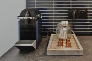a kitchen counter with a juicer and two bottles ofulated at MonjAna Premium Rynek in Wrocław