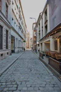 een geplaveide straat in een stad met gebouwen bij MonjAna Premium Rynek in Wrocław