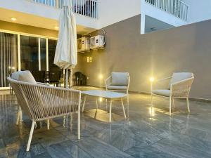 un patio con sedie, un tavolo e un ombrellone di Central Oasis with Private Pool and Lounge Area a Msida
