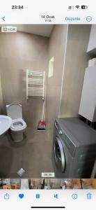 een badkamer met toilet en wastafel bij bakurian in Bakuriani