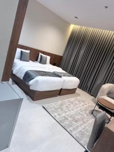 een slaapkamer met 2 aparte bedden en een tapijt bij ديار الاسترخاء للشقق المخدومة in Najran