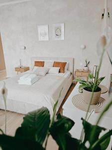 En eller flere senge i et værelse på Apartamenty Paryskie Old Town View + 169 billeder