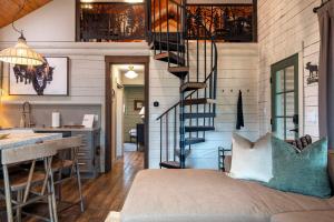 Posezení v ubytování Upscale Designer Log Cabin Cozy Hot Tub Firepit