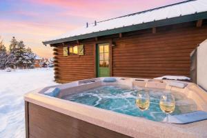 Upscale Designer Log Cabin Cozy Hot Tub Firepit v zimě