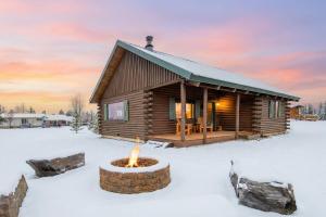 Upscale Designer Log Cabin Cozy Hot Tub Firepit v zimě