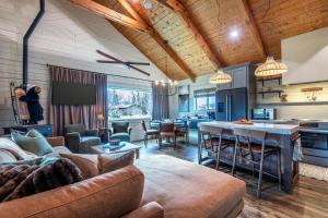 Posezení v ubytování Upscale Designer Log Cabin Cozy Hot Tub Firepit + 26 fotografií