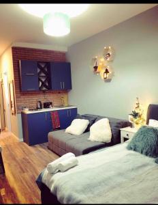 een woonkamer met twee bedden en een kerstboom bij New gudauri loft 1 - #434 in Goedaoeri