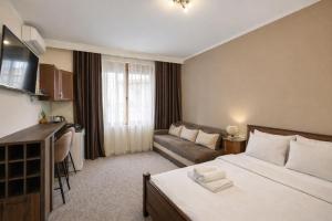 En eller flere senge i et værelse på Heart of the City Stunning city View,Balcony Free Wi-Fi