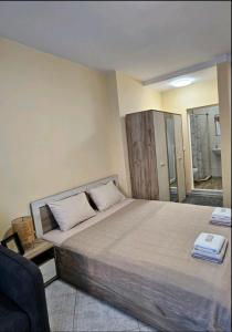 En eller flere senge i et værelse på One room apartment 112 Аll-season в Св св Константин и Елена + 16 billeder