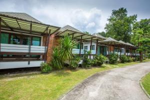 Сад в Phi Phi Andaman Beach Resort