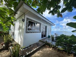 TaputapuapeaIsa Seaside的小型白色房屋,享有海景 更多21张照片