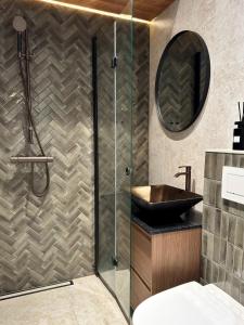 ein Badezimmer mit Dusche und Waschbecken in der Unterkunft Casa Rustica Free Parking Port Arthur in Turku + 11 Fotos