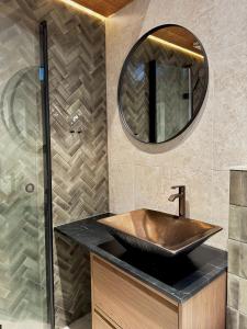 ein Badezimmer mit Waschbecken und Spiegel in der Unterkunft Casa Rustica Free Parking Port Arthur in Turku