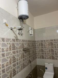 bagno con servizi igienici e luce sul muro di Atulyam villa near Lucknow junction a Lucknow Altre 3 foto