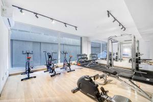 ein Fitnessstudio mit Laufbändern und Crosstrainern in der Unterkunft Departamento piso 15 in Santiago