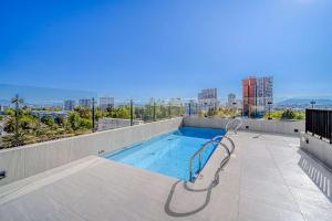 ein Schwimmbad auf dem Dach eines Gebäudes in der Unterkunft Departamento piso 15 in Santiago