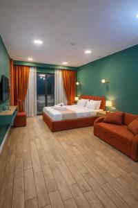 een grote slaapkamer met een bed en een bank bij Luxury Apartments With Mountain View in Neo New Gudauri in Goedaoeri