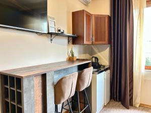 Køkken eller tekøkken på Heart of the City Stunning city View,Balcony Free Wi-Fi + 18 billeder