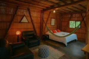 帕洛米诺Glamping Due Amici的一间卧室配有一张床,卧室配有吊床