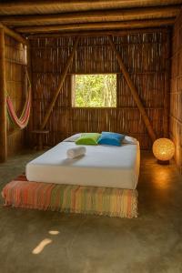 帕洛米诺Glamping Due Amici的稻草小屋内一间卧室,配有一张床