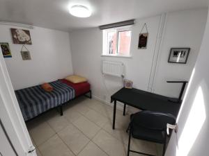 Giường trong phòng chung tại Affordable/Quiet Private Room