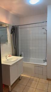 een badkamer met een bad, een wastafel en een douche bij Thubaneau St Charles Canebière Vieux port in Marseille