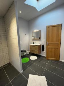 ein Badezimmer mit Waschbecken und Spiegel in der Unterkunft Gîtes de la Bernière in Brûlain + 52 Fotos