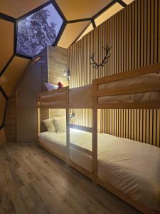 Giường trong phòng chung tại SKOG - Aurora Igloos Resort