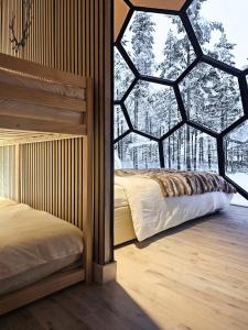 Giường trong phòng chung tại SKOG - Aurora Igloos Resort