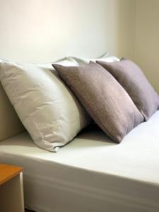 een groep kussens bovenop een bed bij Apartamento Palmeira Essencial in Formosa