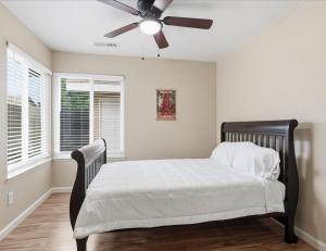 une chambre avec un lit avec un ventilateur de plafond dans l'établissement Casa Cortez C, à Visalia