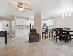un salon avec un ventilateur de plafond et une salle à manger dans l'établissement Casa Cortez C, à Visalia