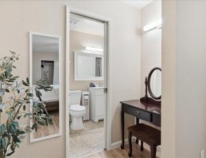 une salle de bain avec toilettes et miroir dans l'établissement Casa Cortez C, à Visalia 18 autres photos