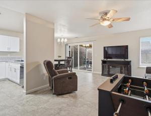 un salon avec un canapé et un ventilateur de plafond dans l'établissement Casa Cortez C, à Visalia