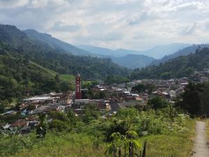 Eine Stadt in einem Tal mit Bergen im Hintergrund in der Unterkunft Koniminto in Pijao