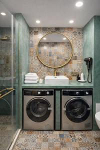 een badkamer met 2 wasmachines en een spiegel bij Luxury Apartments With Mountain View in Neo New Gudauri in Goedaoeri
