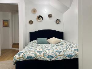 een slaapkamer met een bed met een blauw en wit dekbed bij Rez-de-jardin cozy in Houilles