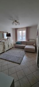 een woonkamer met een bank en een tafel bij Appartamento Maria Luminoso e accogliente in Cortona