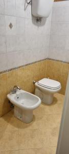 een badkamer met een toilet en een bidet bij Luminoso e accogliente in Cortona