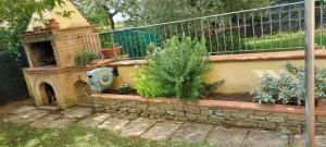 een tuin met een brandkraan en een aantal planten bij Luminoso e accogliente in Cortona