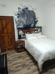 Giường trong phòng chung tại Larry's Lodge