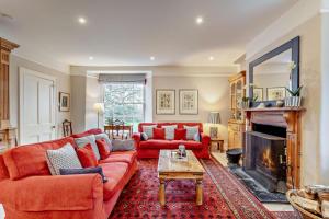 een woonkamer met rode banken en een open haard bij 7 Bed in Shebbear oc-w33731 in Black Torrington