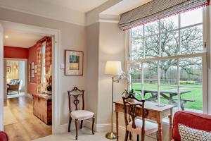 een eetkamer met een tafel en een raam bij 7 Bed in Shebbear oc-w33731 in Black Torrington