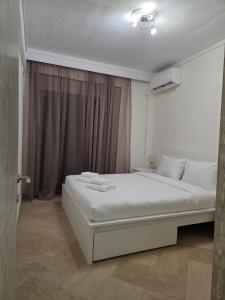 a bedroom with a large bed with white sheets at Searea House in Perea